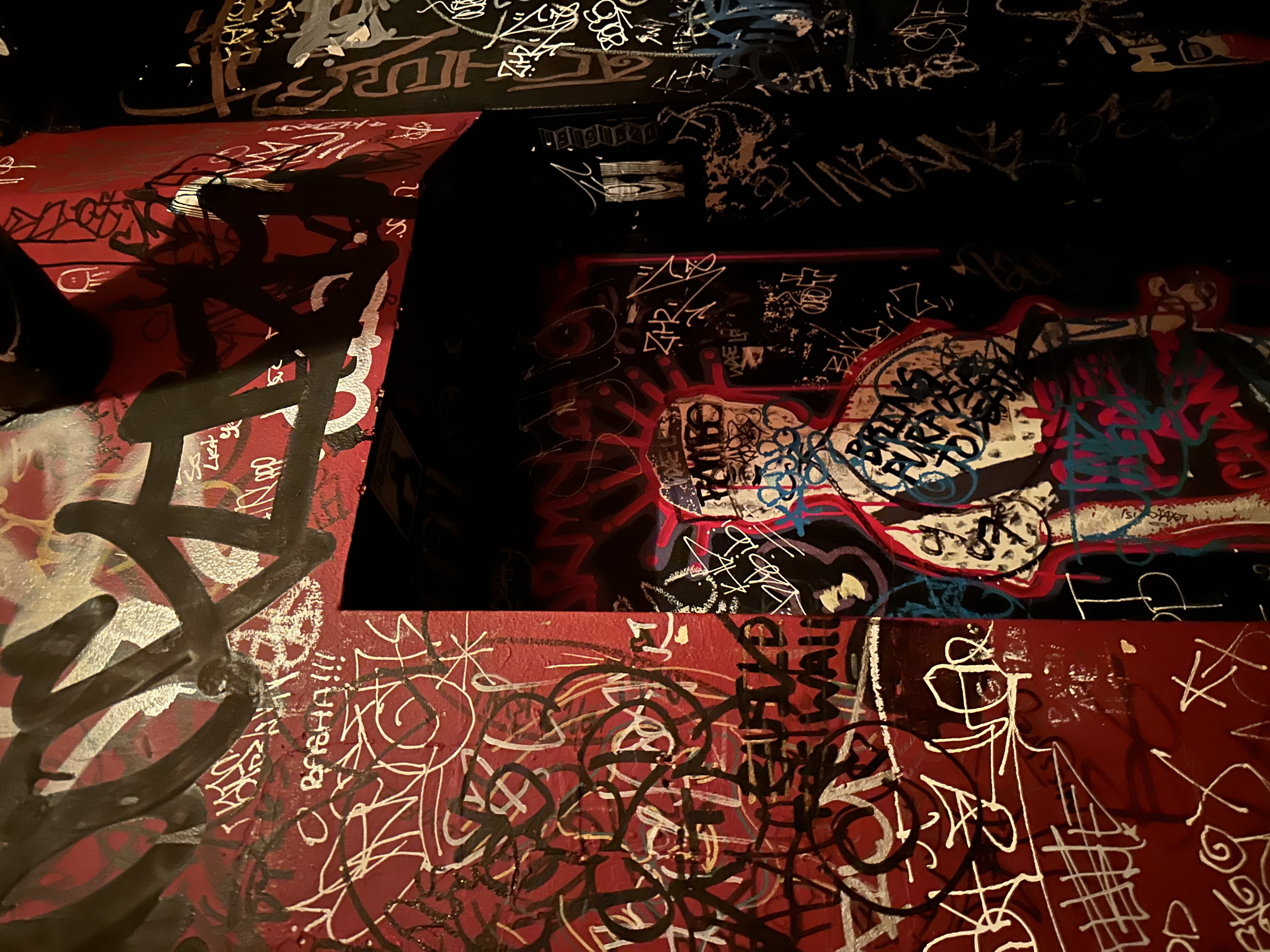 Window 03 — London, Art Deco style