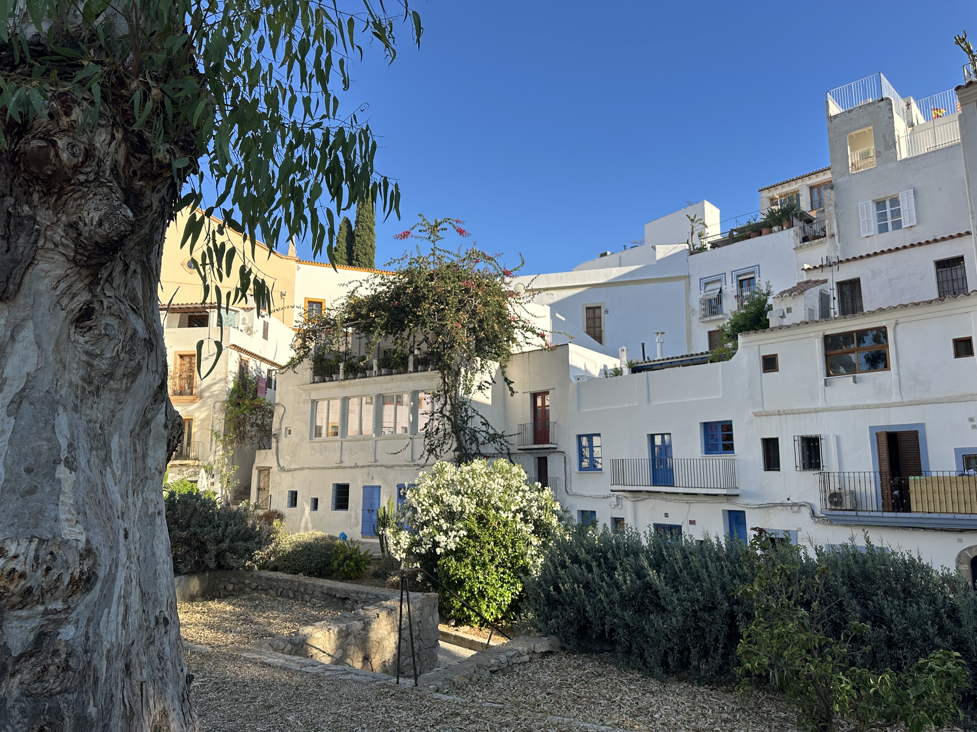 Window 03 — London, Art Deco style